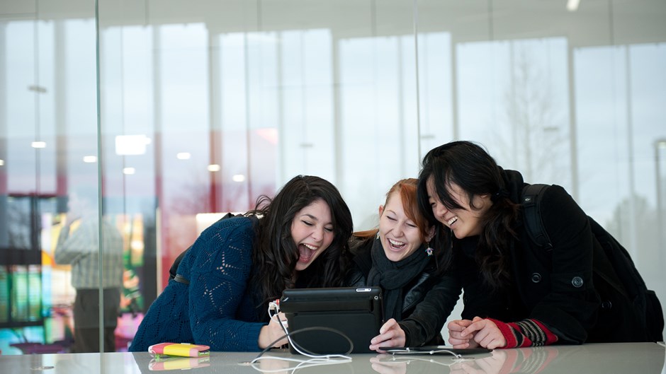 students-interact-at-ncsu-hunt-library