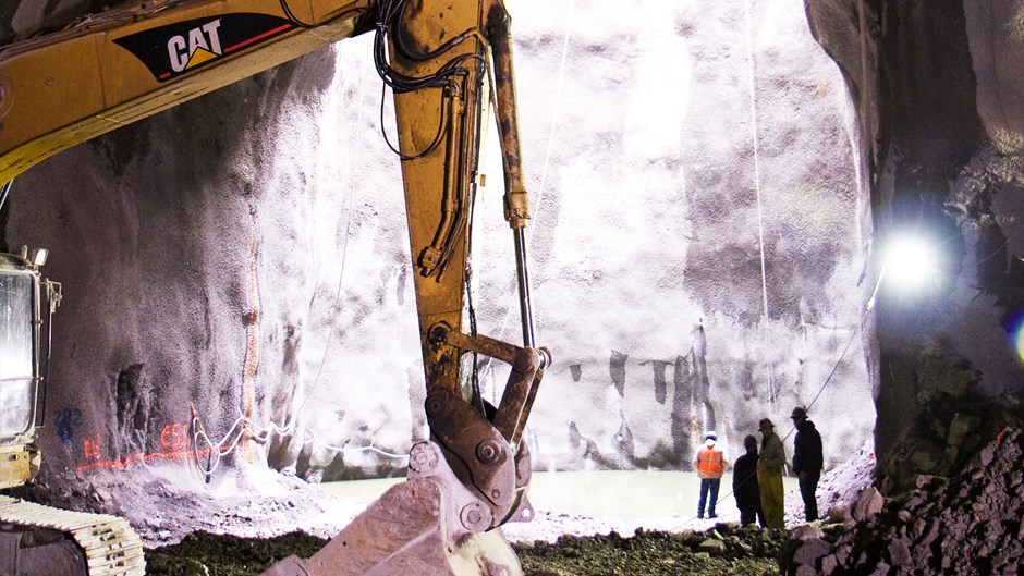 backhoe-in-2nd-ave-tunnel