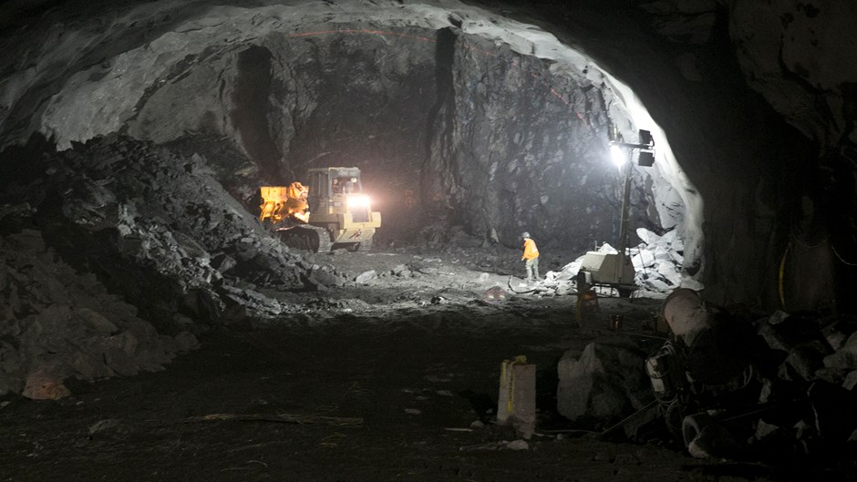 worker-in-2nd-ave-tunnel