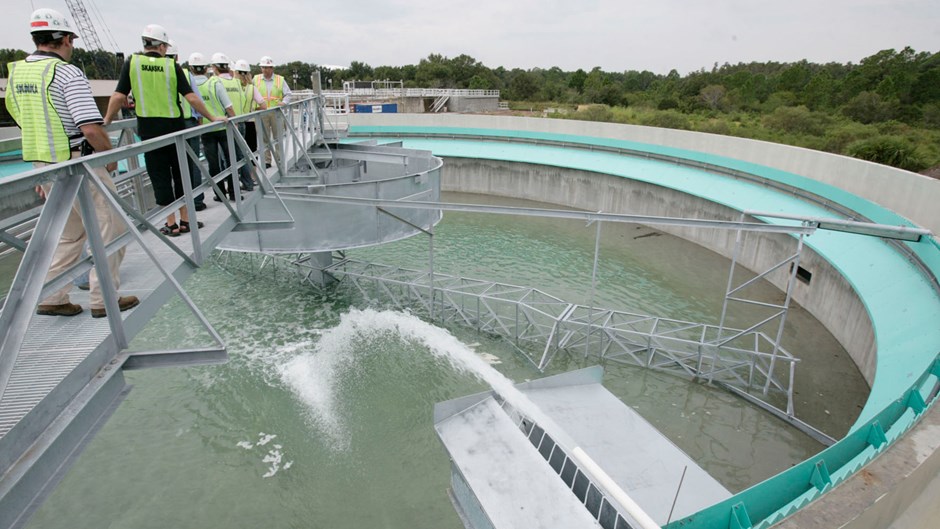 skanska-workers-tour-water-treatment-plant