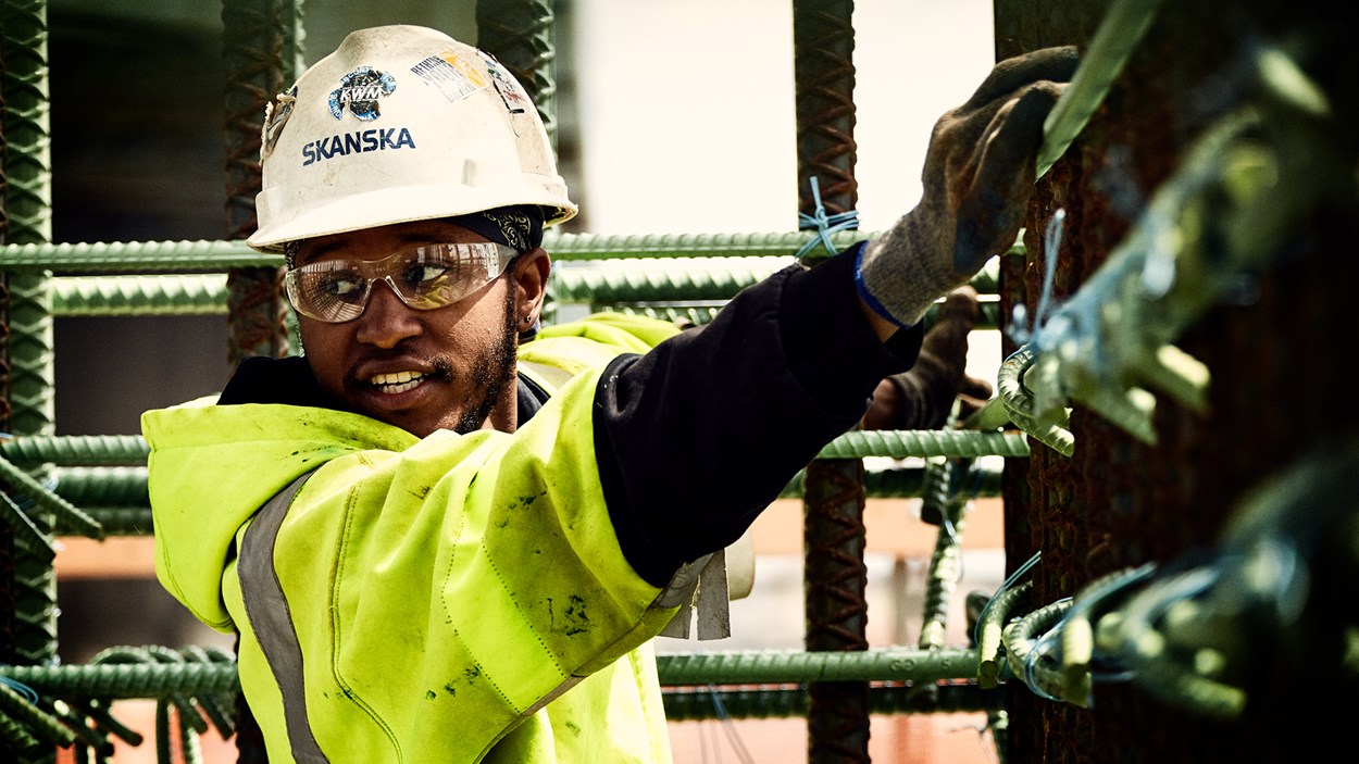 worker-ties-rebar-at-jobsite