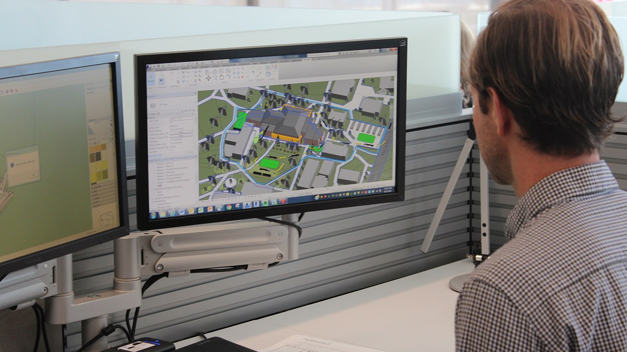 skanska-employee-works-on-VDC-model