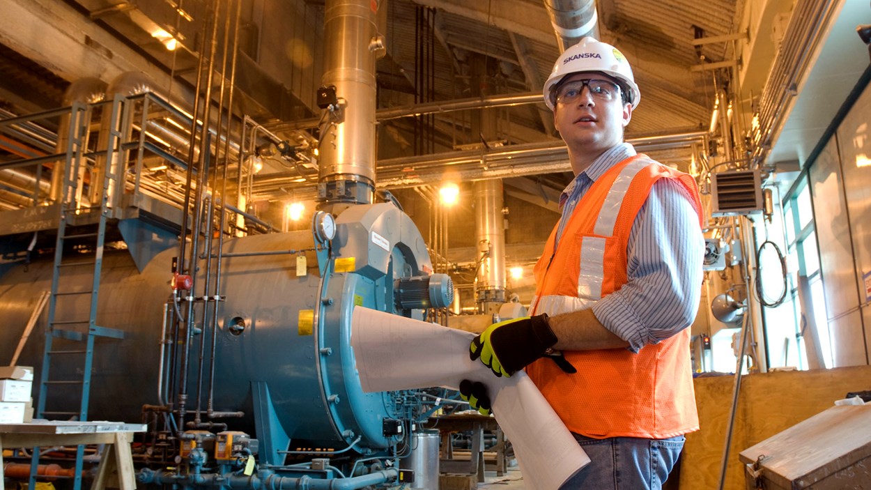 program-management-skanska-employee-reads-prints