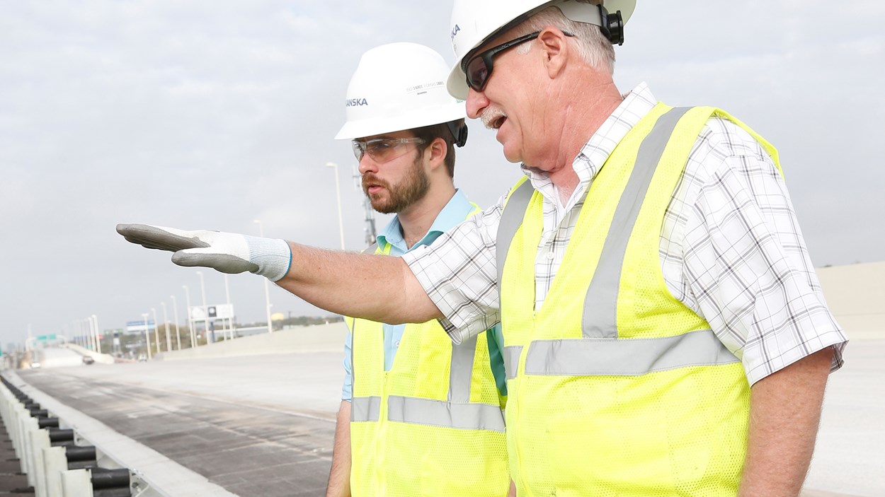 worker-reivew-jobsite-at-i275