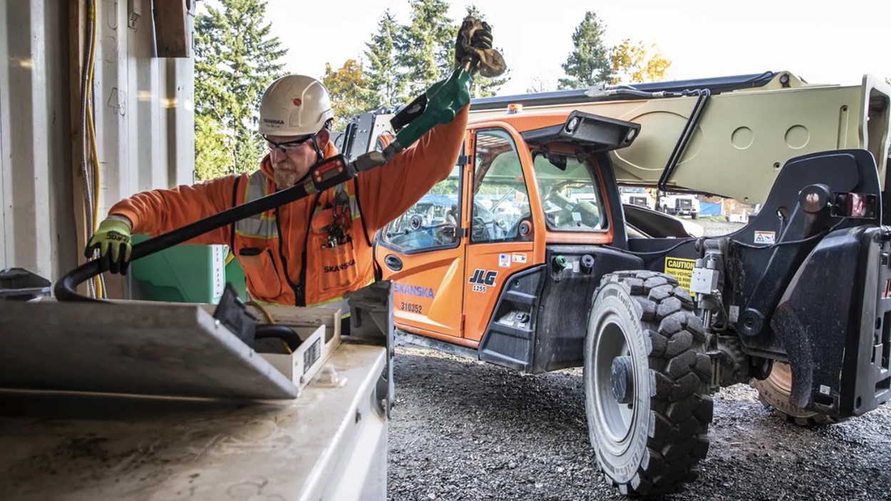 Equipment Operator Pete Van Lier replaces a hose after filling a forklift with plant-based diesel at our construction yard in Mountlake Terrace. While this lowers our carbon emissions, it also improves the air quality for our craft workers and the neighborhoods adjacent to the jobsite. (Photo credit: Steve Ringman/The Seattle Times) 